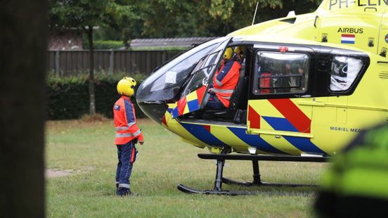 Automobilist vlucht na ongeluk • bestelbus botst met twee vrachtwagens. Automobilist vlucht na ongeluk • bestelbus botst met twee vrachtwagens.