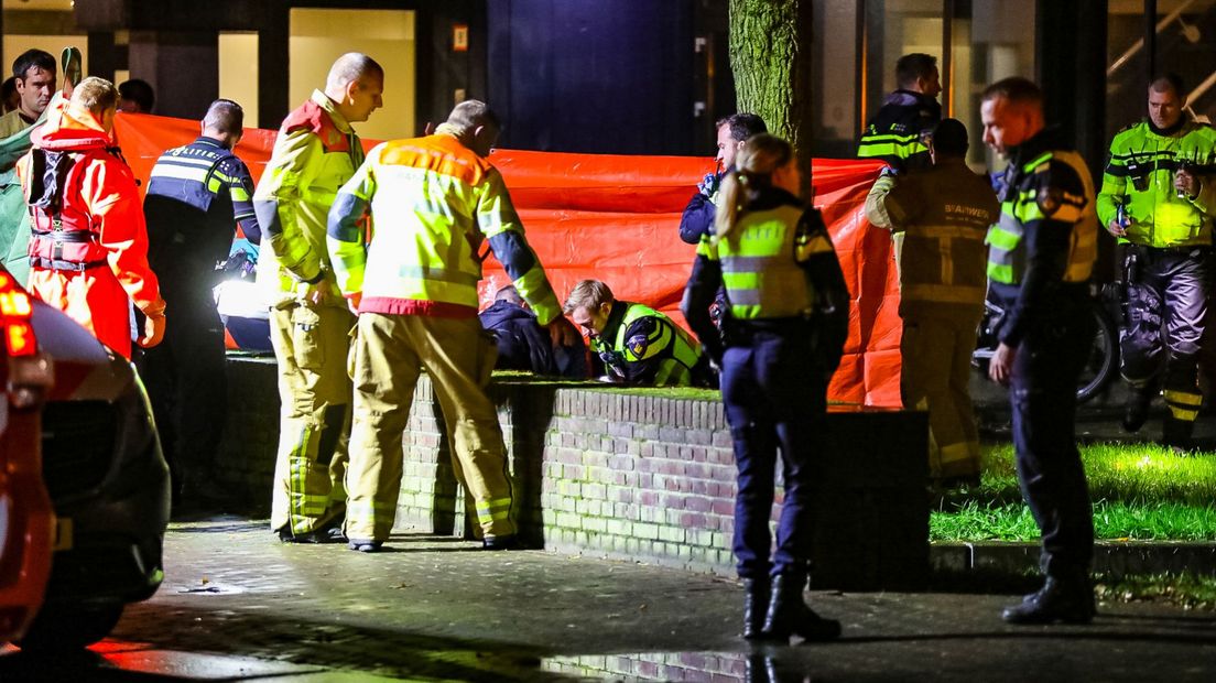 De brandweer schermde de plek van het ongeluk in Apeldoorn af met doeken.