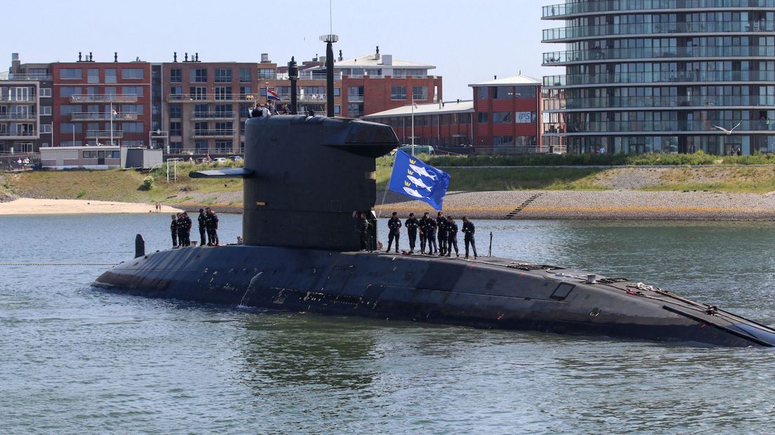 De  Zr.Ms. Zeeleeuw van de Koninklijke Marine in de haven van Scheveningen