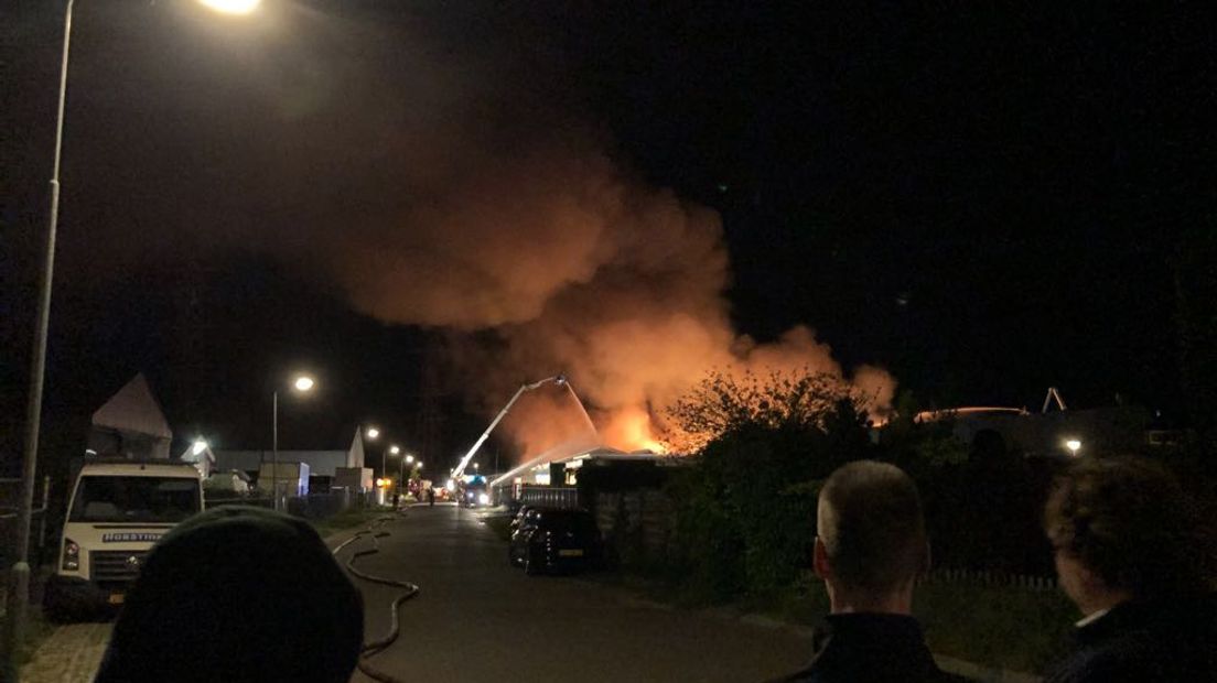 Een zeer grote brand heeft een bedrijfspand aan de Nijverheiddstraat in Twello volledig verwoest. Bij de brand is asbest vrijgekomen. De brandweer verwacht nog uren bezig te zijn met nablussen.