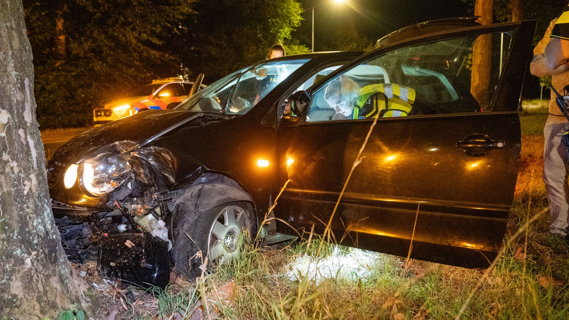 Inzittenden vluchten na autocrash