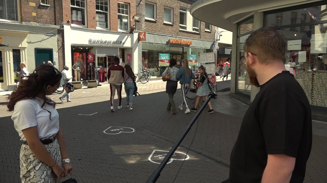 Met het mooie weer, de meivakantie en Moederdag op komst trekken veel mensen de stad in voor wat inkopen. Maar hoe zorg je dat het winkelend publiek voldoende afstand blijft houden? In de Zutphense binnenstad wijzen hartjes je de weg.