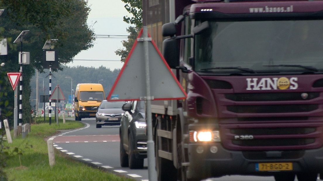 Een meerderheid van de gemeenteraad van Reimerswaal heeft gekozen voor een opknapbeurt van de Zanddijk, in plaats van een nieuwe weg door de polder