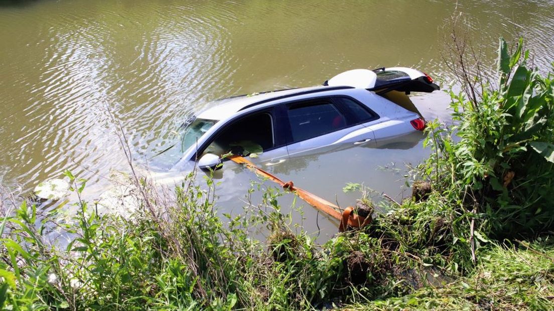 De auto raakte te water bij Buren.