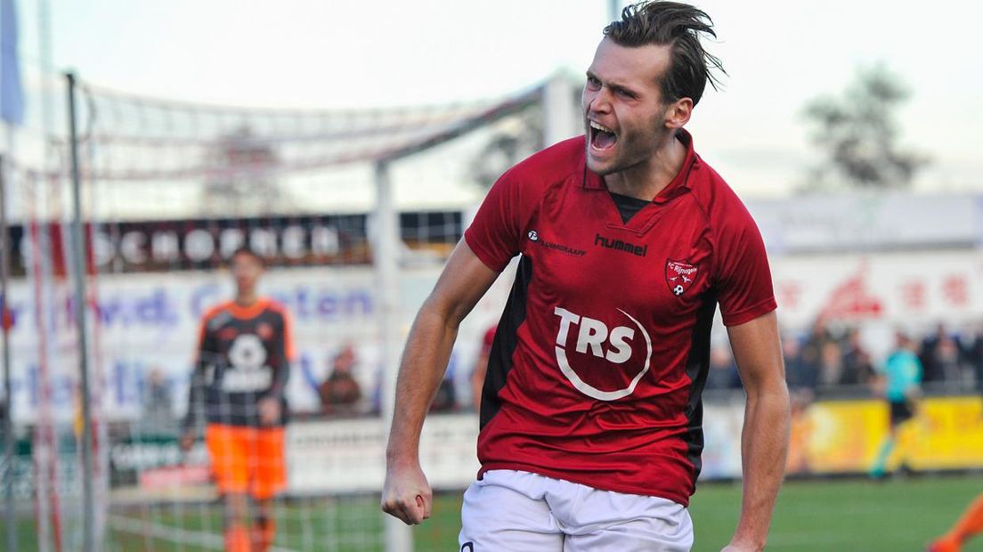 FC Rijnvogels-speler Arno Dijkstra is blij met goal 