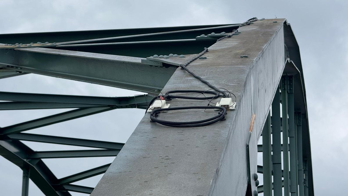 Waarschuwingsborden en hoogteportalen ten spijt: het blijft misgaan op brug bij Roosteren