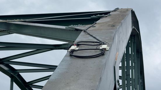 Zwaar verkeer te veel voor kanaalbruggen: constructies boven weg vervangen verkeersregelaars Home