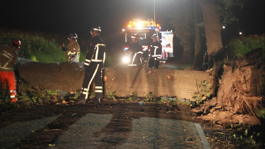 Ook vanochtend vroeg was de brandweer al druk, hier bij een omgevallen boom in Diepenheim