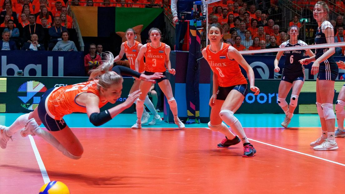 De andere volleybalsters kijken toe als Laura Dijkema probeert de bal te redden (Rechten: ANP / Ronald Hoogendoorn)