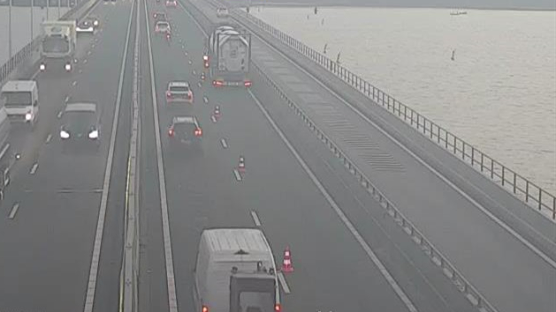 Door een ongeluk op de Haringvlietbrug is de vertraging op de A29 opgelopen tot een uur.