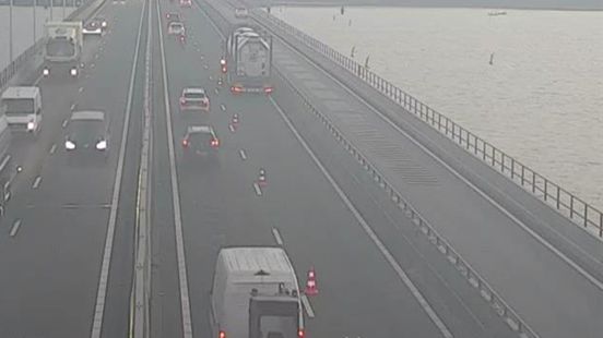 Ongeluk op brug zorgt voor flinke vertraging op snelweg. Ongeluk op brug zorgt voor flinke vertraging op snelweg.