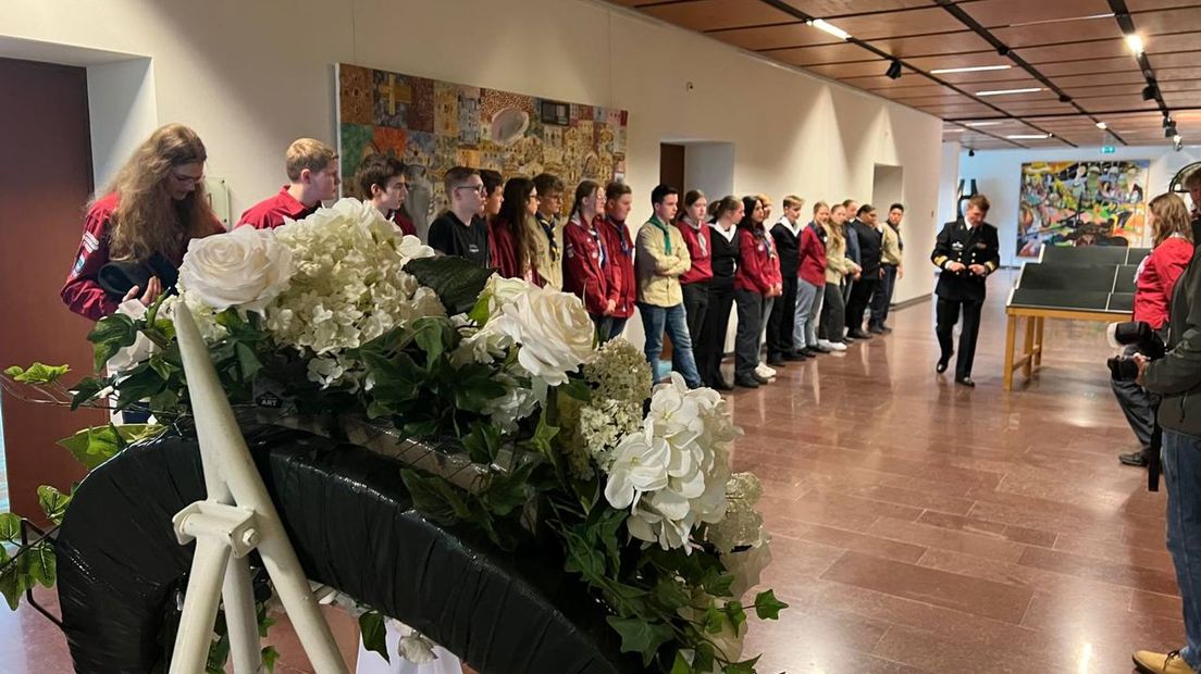 Scouts oefenen bloemen leggen in en om het provinciehuis