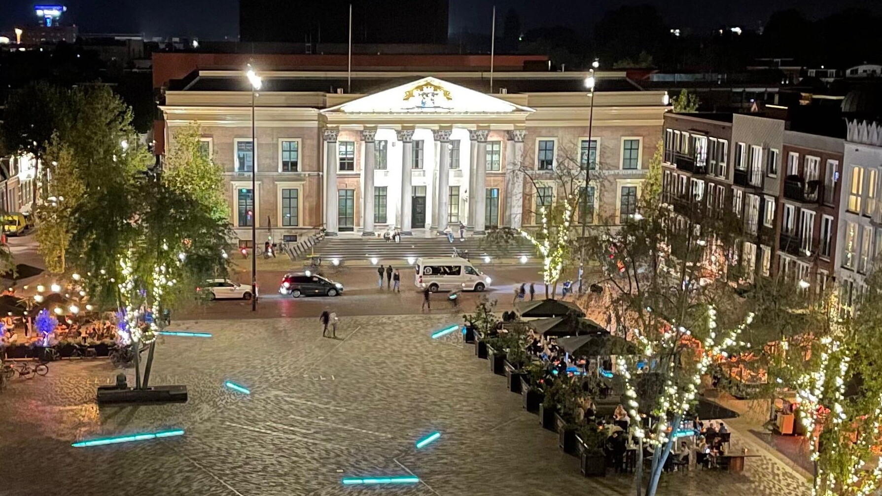 Op it Saailân yn Ljouwert steane de taksys nachts yn in rychje