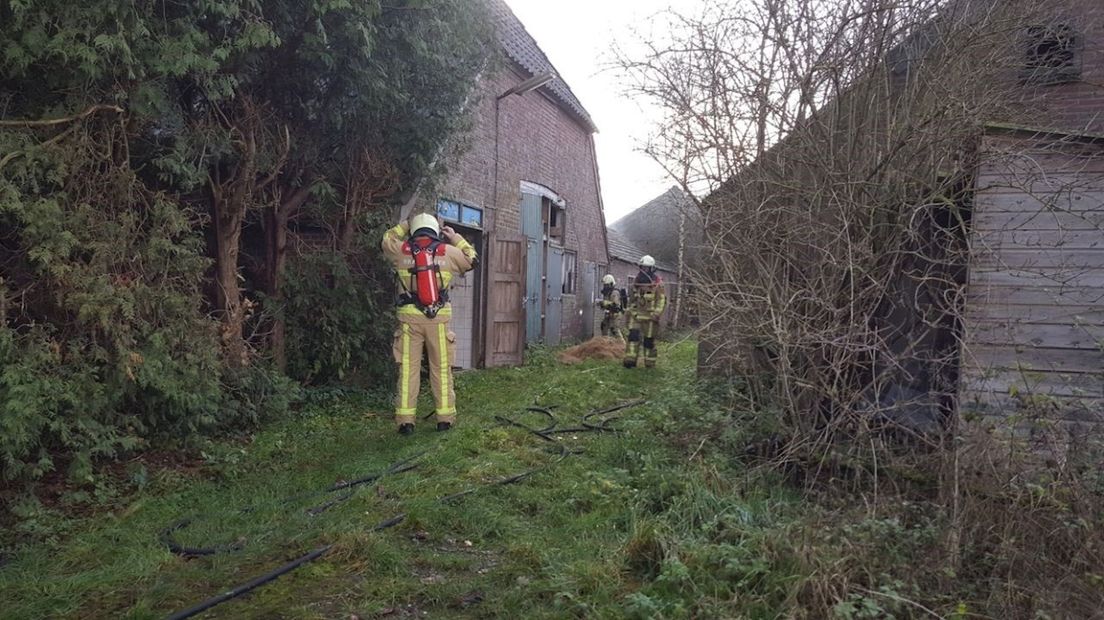 Politie blust brand in oude veeschuur