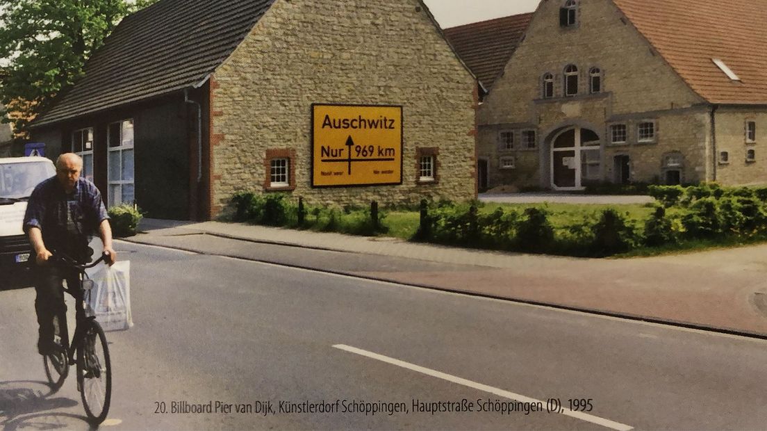 Het billboard van Pier van Dijk aan de blinde muur van het Künstlerdorf Schöppingen, 1995