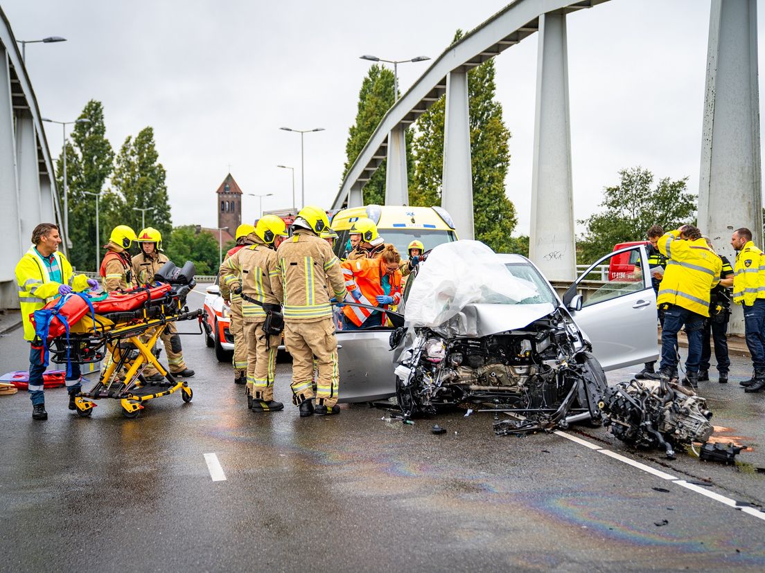 De auto is zwaar beschadigd na het ongeluk