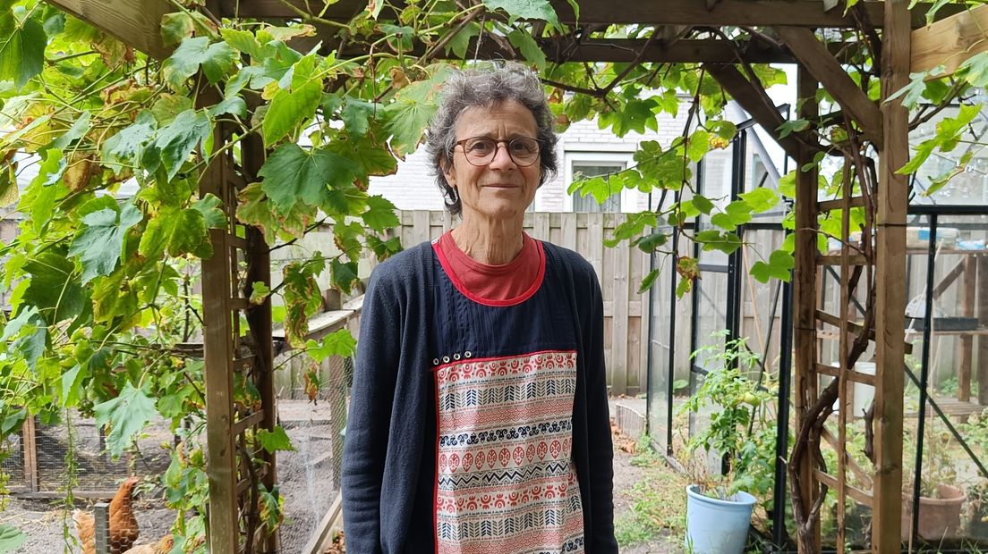 Waltraut Stroh in een tuin die ze samen met het Leger des Heils onderhouden