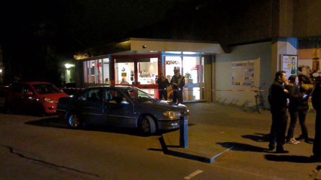 Twee mannen hebben dinsdagavond een cafetaria aan de Leeuwerikstraat in Ermelo  overvallen.