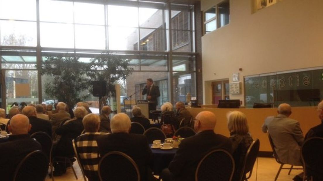 Burgemeester Van Oosterhout spreekt de gouden bruidsparen toe (Rechten: Twitter @CGB_AenH)