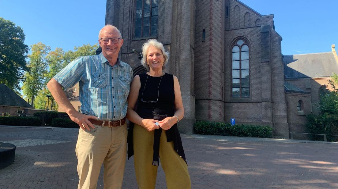 Wim Lucassen en Annemarie Bouwman voor de kerk in Schalkhaar. Marian Ellenbroek ontbreekt op de foto
