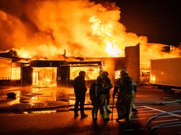 Grote brand legt bedrijfspand Woerden in as, omwonenden geëvacueerd