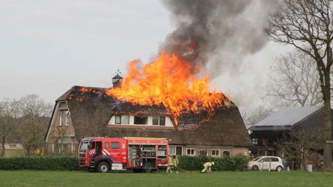 Er heeft donderdag een uitslaande brand gewoed in een woonboerderij aan De Kleine Haar in Scherpenzeel. De vlammen sloegen uit het rieten dak. De bewoners waren niet thuis. Hun dochter en haar kind wel. Zij wisten tijdig naar buiten te komen. De brandweer heeft een poes uit de boerderij weten te redden.