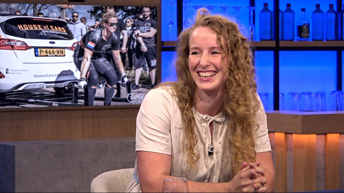 Elisa Hessels in de studio van RTV Noord