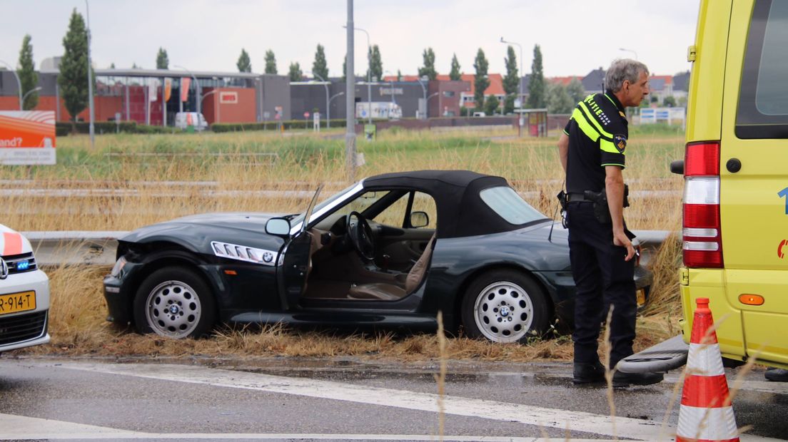 Vrouw rijdt met cabrio tegen vangrail