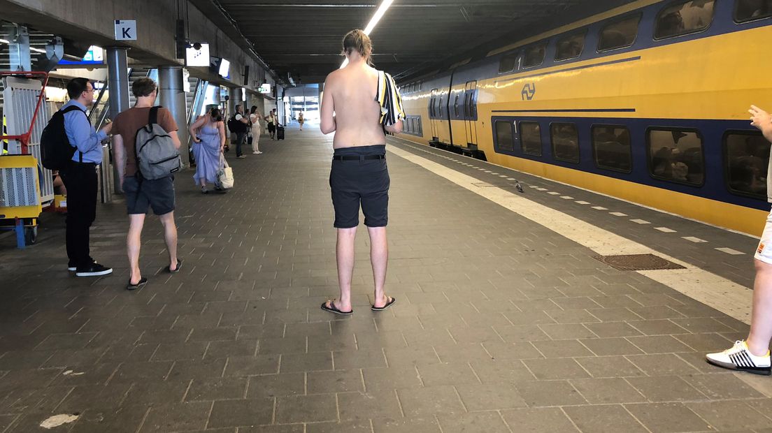 Een man op Utrecht Centraal Station.