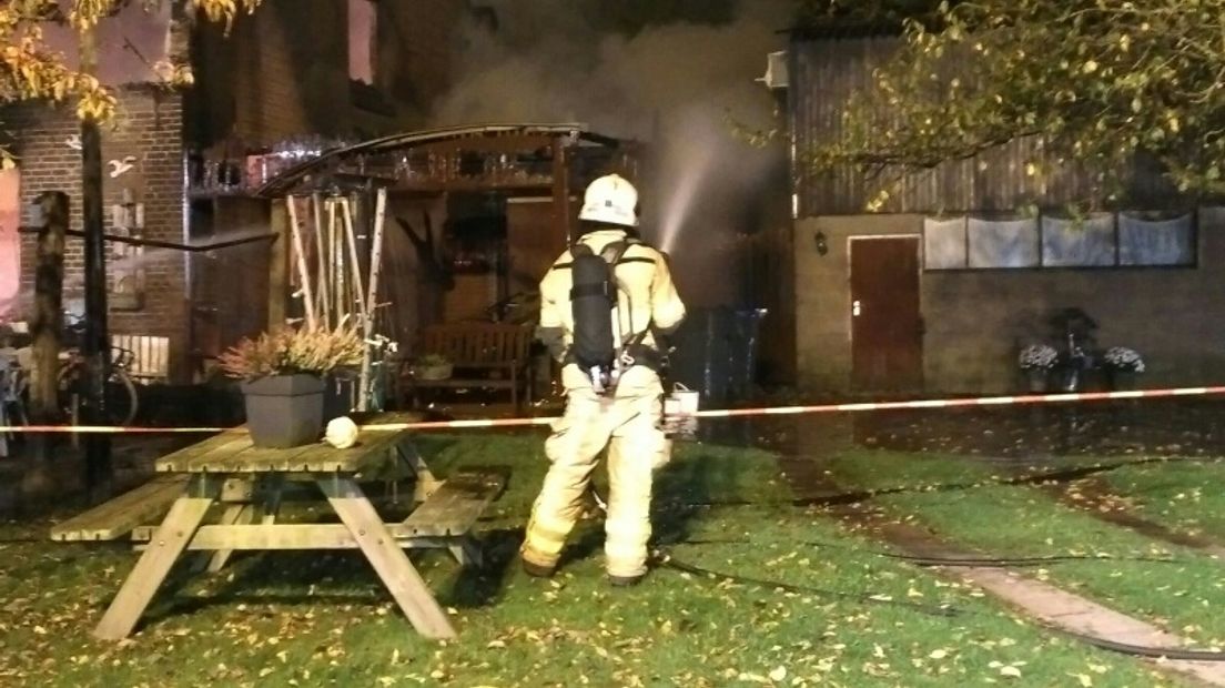 Een huis aan de Oude Voskuilersteeg in Wezep is door brand volledig verwoest. Er zijn drie gewonden gevallen. Boven het brandende pand was op een gegeven moment vuurwerk te zien, dat door de brand in het huis werd ontstoken.