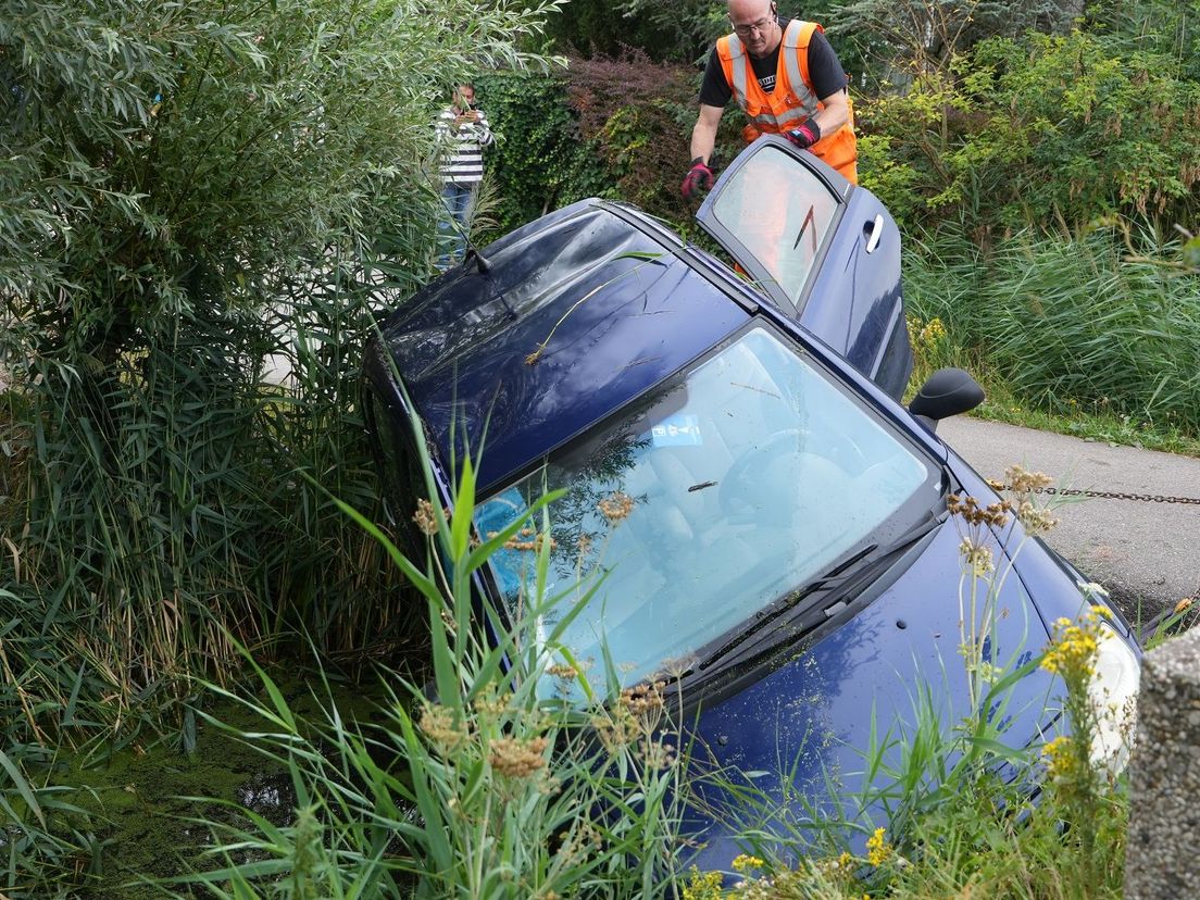 Een auto met twee kinderen erin belandde in de sloot in Rotterdam-Nesselande