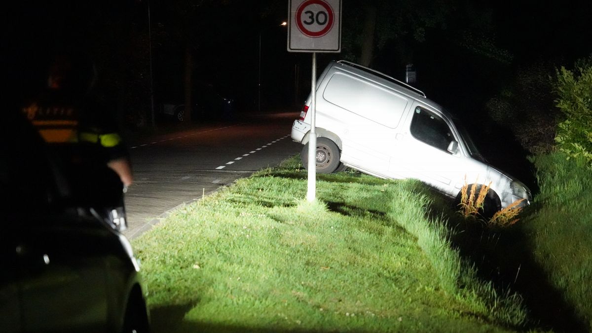 Bestelauto in sloot Witteveen, bestuurder spoorloos