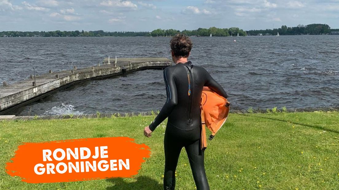 Deze zwemmer waagt zich aan een duik in het Paterswoldsemeer