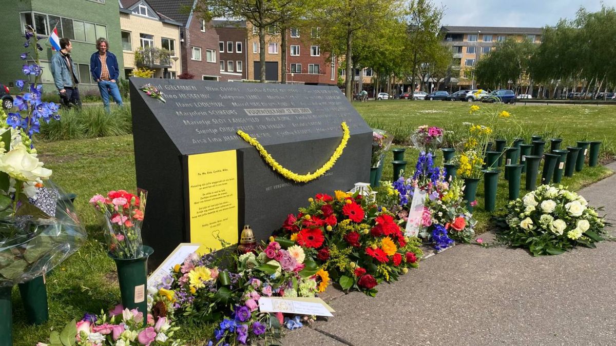 Burgemeester Enschede legt bloemstuk bij vuurwerkrampmonument, zonder ceremonie