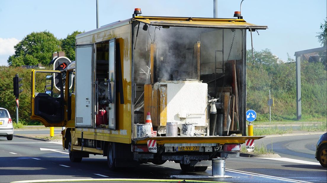 Vrachtwagen met gevaarlijke stoffen in Deventer vat vlam