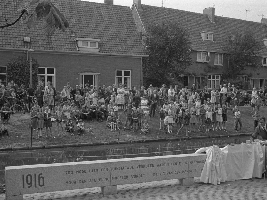 Onthulling monument Vreewijk tgv 50-jarig bestaan (1966)