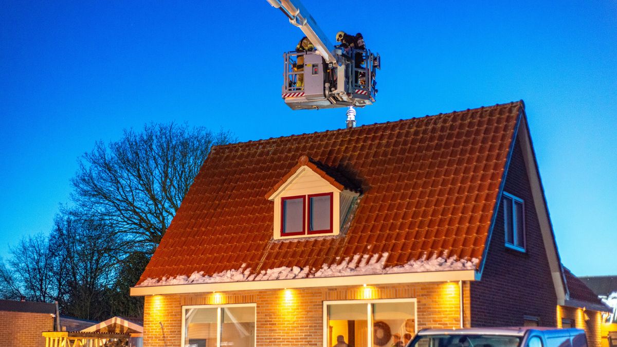 Brandweer rijdt uit voor schoorsteenbrand in Elsloo