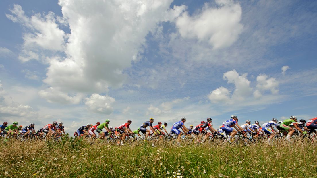 Peloton in actie in de Ster ZLM Tour in 2016 in Oss