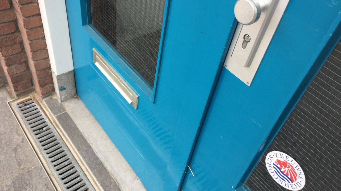 Tandenstoker tussen de voordeur.