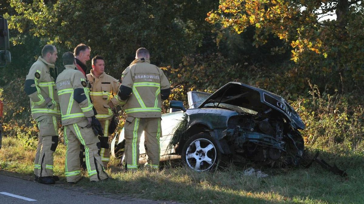 Veel schade aan auto na eenzijdig ongeluk in Den Ham