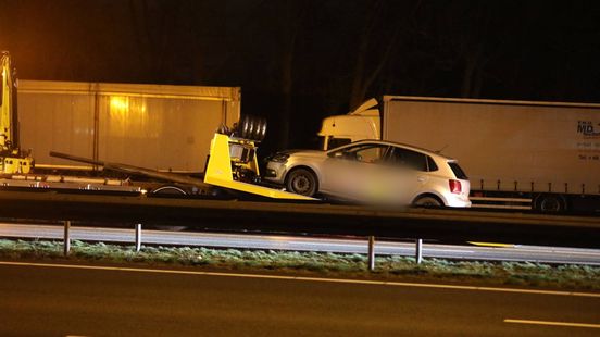 Door gaten in asfalt en een botsing staan er meerdere files