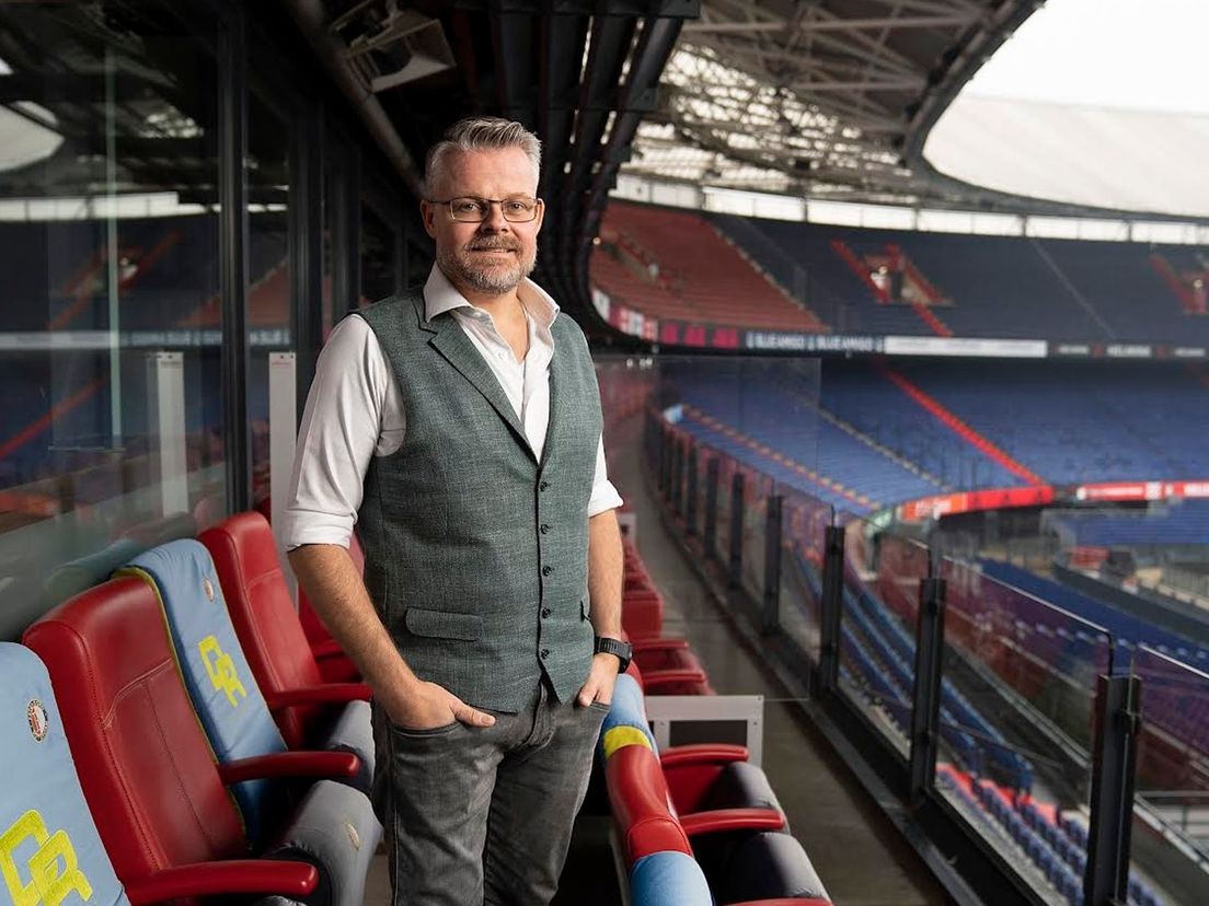 Dennis de Roo op zijn vaste plek in de Kuip