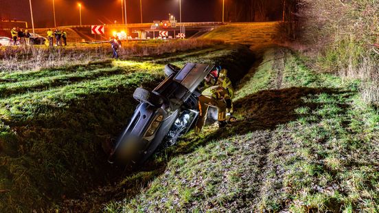 Auto slaat over de kop op A73, belandt in greppel