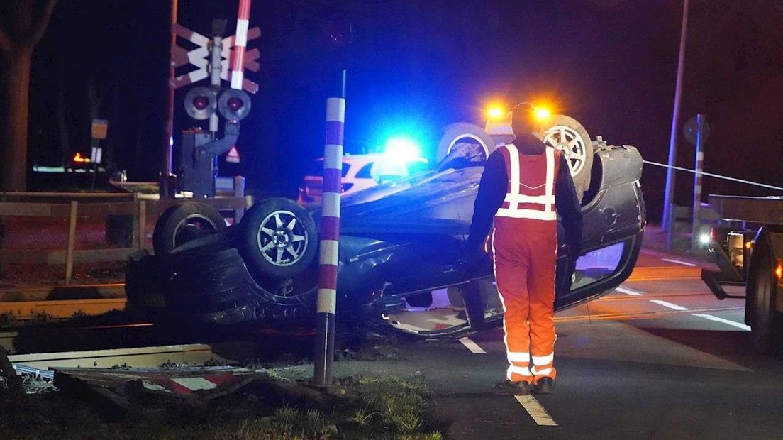 Een auto belandde op het spoor bij Dalfsen