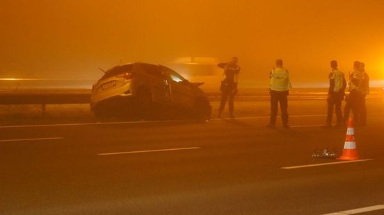 Ongeluk in dichte mist veroorzaakt lange file op A50. Ongeluk in dichte mist veroorzaakt lange file op A50.