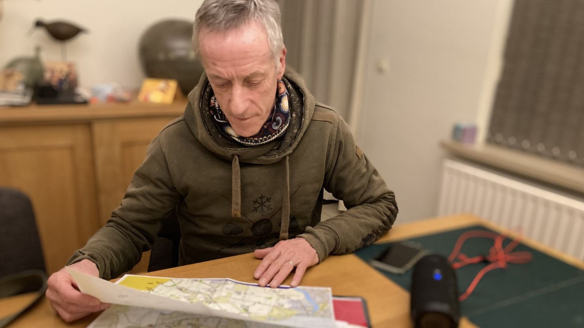 Met een lokroep uit de speaker op zijn auto zoekt Alex naar steenuilen