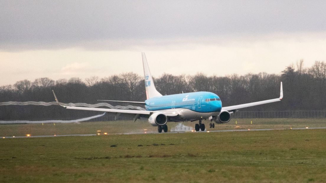 Het eerste KLM-vliegtuig komt aan op Groningen Airport Eelde