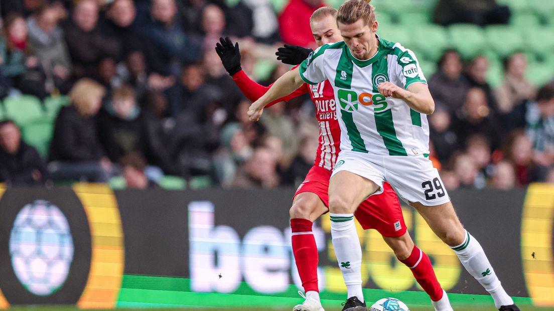FC Groningen-verdediger Bech Sørensen houdt de aanstormende Cerny van de bal
