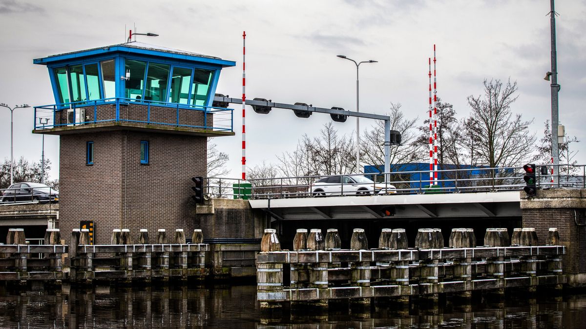 Storing belangrijke brug: urenlang geen wegverkeer richting Amsterdam, scheepvaart deels gestremd