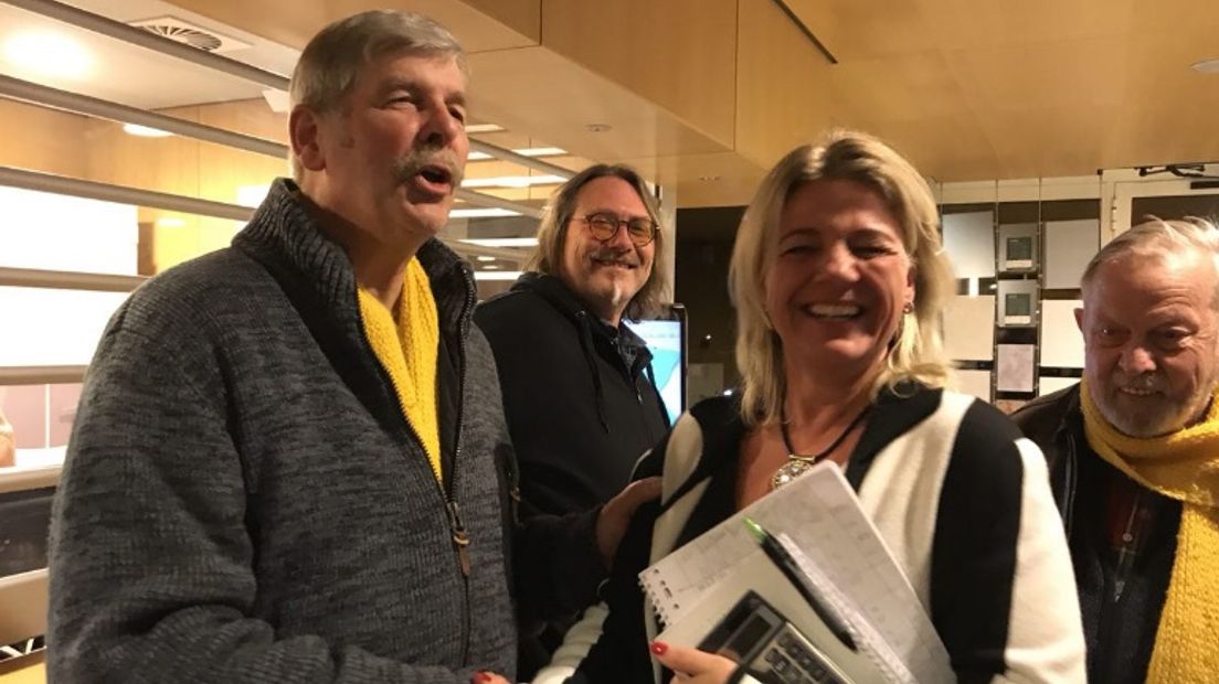 Fractievoorzitter Casper Kloos (links) is beduusd onder het goede nieuws.
 Nina Hofstra feliciteert hem (Rechten: Marjolein Knol / RTV Drenthe)